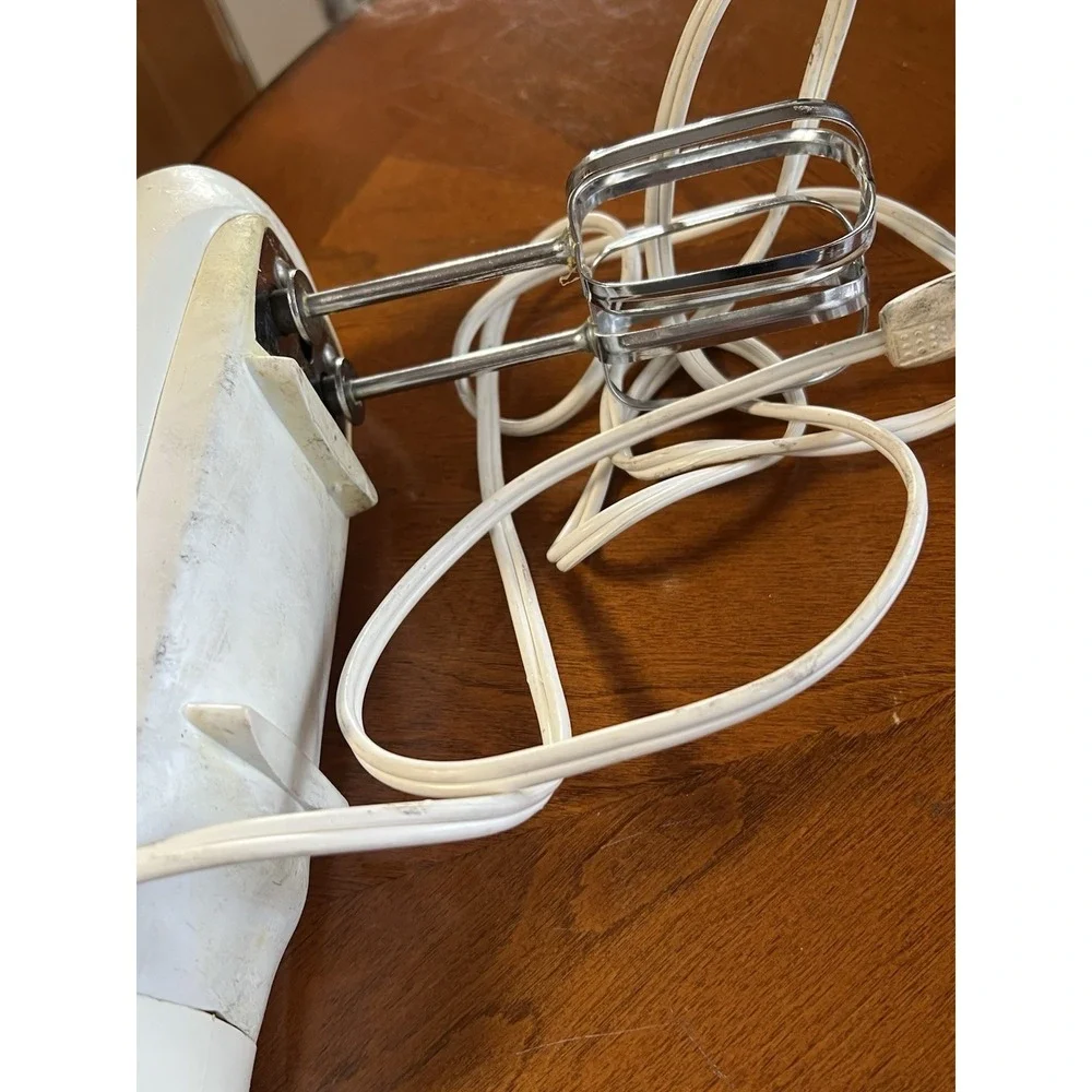 Vintage GE General‎ Electric Ivory Hand Mixer 30M47 Handheld Kitchen